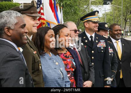 Von links nach rechts: James Hendon, Beauftragter des New Yorker Ministeriums für Veteranendienste; Generalleutnant Thomas Tickner, Kommandierender General des Army Corps of Engineers North Atlantic Division; Gloria Warren-Baskin, das einzige unmittelbar überlebende Familienmitglied; Yvette Bourcicot, stellvertretende Sekretärin der Armee (Arbeits- und Reserveangelegenheiten); Steve Castleton, Zivilist des Armeeministers; Oberst Craig Martin, Fort Hamilton Garrison Commander; Kommandoleiter Major Eva Commons, Fort Hamilton Garrison Sergeant Major; und Charles Walker, Stellvertreter von Fort Hamilton beim Commander, posieren für Stockfoto