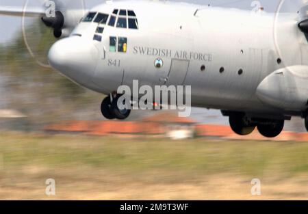 Ein Flugzeug der schwedischen Luftwaffe C-130 Hercules landet auf dem Luftwaffenstützpunkt Graf Ignatievo, Bulgarien, während der Übung COOPERATIVE KEY 2003. Ziel der Übung ist es, den dialog zwischen den Partnerstaaten der Nordatlantikvertrags-Organisation (NATO) zu fördern und gleichzeitig Friedensunterstützungsoperationen durchzuführen. Betreff Betrieb/Serie: COOPERATIVE KEY 2003 Base: Graf Ignatievo Air Base Land: Bulgarien (BGR) Stockfoto