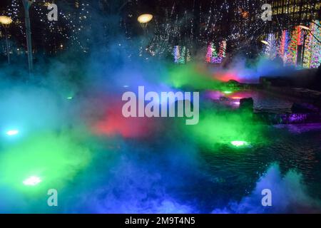 London, Großbritannien. 18. Januar 2023 Wasserspiele im Jubilee Park beim diesjährigen Winter Lights Festival in Canary Wharf. Kredit: Vuk Valcic/Alamy Live News Stockfoto