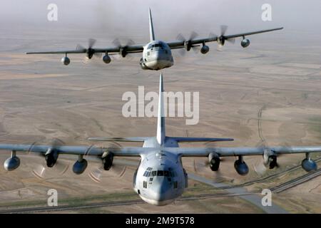 Zwei Flugzeuge des US Marine Corps (USMC) KC-130 Hercules, die dem Marine Aerial Two Three Four Transport Squadron (VMGR-234) zugeteilt sind, fliegen während der Operation IRAQI FREEDOM in Trailformation über das Land in Zentralirakien. Betreff Operation/Serie: IRAQI FREEDOM Country: Iraq (IRQ) Stockfoto