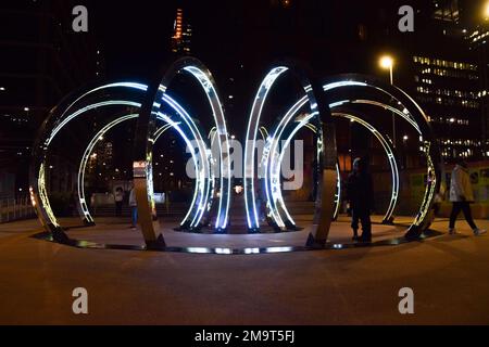 London, Großbritannien. 18. Januar 2023 „Toroid“ by This is Loop beim diesjährigen Winterfestival in Canary Wharf. Kredit: Vuk Valcic/Alamy Live News Stockfoto