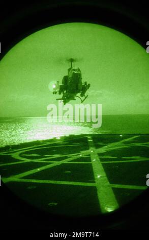 Ein US Marine Corps (USMC) ein AH-1W Super Cobra Angriffshubschrauber von Helicopter Marine Light Attack 773 (HMLA-773) landet auf dem Deck des US Navy (USN) Helicopter Landing Trainer Baylander (IX-514), während er in Pensacola Bay, Florida (FL) unterwegs ist. Bundesstaat: Florida (FL) Land: Vereinigte Staaten von Amerika (USA) Stockfoto