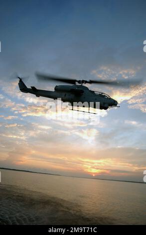 Ein US Marine Corps (USMC) AH-1W Super Cobra Angriffshubschrauber von Helicopter Marine Light Attack 773 (HMLA-773) fliegt über Pensacola Bay, Florida (FL). Bundesstaat: Florida (FL) Land: Vereinigte Staaten von Amerika (USA) Stockfoto
