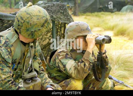 031015-M-9382M-011. US Marine Corps (USMC) Lieutenant (LT) Steineels und USMC Corporal (CPL) Kopszywa, mit den 10. Marines, 2. Marine Division, halten Sie Ausschau nach dem nächsten Artillerieaufprall während der Übung ROLLING THUNDER 2003. Stockfoto