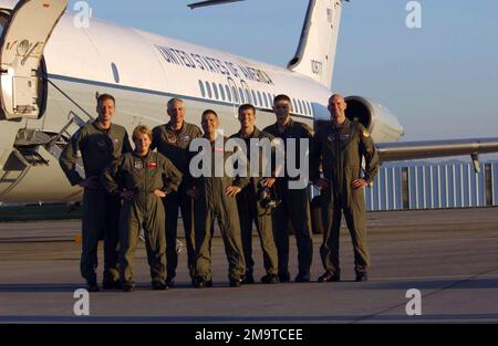 030914-F-1740G-012. [Complete] Szene Caption: US Air Force (USAF) Lieutenant Colonel (LTC) Jeff Mintzlaff (links), Commander, 30. Luftaufstandsschwadron (AS), USAF Colonel (COL) Barbara Johnston, USAF COL Mark Schissler (3. von links), Commander, 374. Airlift Wing (AW), USAF STAFF Sergeant (SSGT) William Quartrone (USSillo) USAF First Lieutenant (1LT) Allen Specht und USAF 1LT Derek Gallagher (rechts) fliegen die letzte historische USAF C-9A Nightingale Mission in der Pacific Air Force diesen Sonntagmorgen. Die Crew bringt das Flugzeug zum Boneyard'at Da Stockfoto