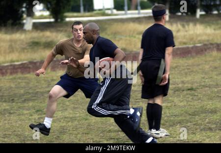 030917-F-1789V-002. [Complete] Szene Caption: US Air Force (USAF) MASTER Sergeant (MSGT) Cleveland Wiltz, 86. Medical Group (MDG), Ramstein Air Base (ab), Deutschland, geht vorbei an US Navy (USN) PETTY Officer Second Class (PO2) Ryan Hubbard, Navy Recruiting Center, Detroit, Michigan, Für einen Touchdown während des RETTUNGS-/MEDCEUR-Pokals 03 in der Militärbasis Vaziani, Land Georgien. Die Air Force schlug die Navy, 35-28. Die US-Streitkräfte nehmen hier an RESCUER/MEDCEUR 03 Teil, einer multinationalen Übung im Geiste der Partnerschaft für den Frieden, die es US-Personal ermöglicht, für Eventualfälle zu trainieren Stockfoto