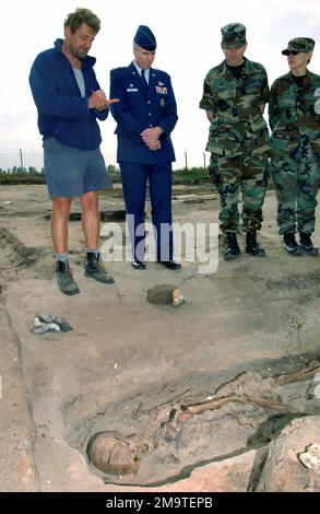 030919-F-8156G-002. [Complete] Szene Caption: Andrew Tester (links), Archäologe des Bezirksrates von Suffolk, erläutert den Wert des archäologischen Schatzes, der auf der Royal Air Force (RAF) Mildenhall, Großbritannien gefunden wurde, an den Oberst der US Air Force (USAF) Richard T. Devereaux (zweiter von links), Commander, 100. Air Tanken Flügel (ARW). Als ein neues Softballfeld geplant wurde, wurden Herr Tester und seine Kollegen zunächst zur Untersuchung eines Bereichs gerufen und sie entdeckten die Artefakte. Diese Leiche war nicht nur die einzige Entdeckung, die Archäologen fanden, es gab mehrere andere Überreste, Töpferwaren und Münzen. Die Daten f Stockfoto