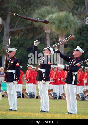 Mitglieder des US Marine Corps (USMC) Silent Drill Platoon führen während der jährlichen Battle Colors Ceremony, die in der Marine Corps Air Station (MCAS) Beaufort, South Carolina (SC) stattfindet, mit M-1-Gewehren, die mit Bajonetten ausgestattet sind, eine Fluggewehrroutine durch. Basis: MCAS, Beaufort Bundesstaat: South Carolina (SC) Land: Vereinigte Staaten von Amerika (USA) Stockfoto