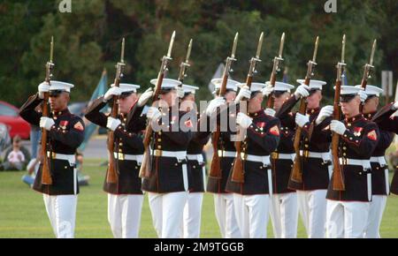 Der Silent Drill Platoon des US Marine Corps (USMC) tritt während der jährlichen Zeremonie der Kampffarben auf, die in der Marine Corps Air Station (MCAS) Beaufort, South Carolina (SC) stattfindet. Basis: MCAS, Beaufort Bundesstaat: South Carolina (SC) Land: Vereinigte Staaten von Amerika (USA) Stockfoto