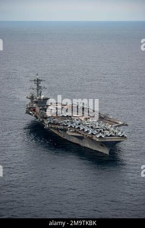 220520-N-DW158-2045 PAZIFIK (20. Mai 2022) USS Abraham Lincoln (CVN 72) verläuft entlang der USA Der einzige vorwärtsgesetzte Flugzeugträger der Navy USS Ronald Reagan (CVN 76) während einer vertikalen Auffüllung. Ronald Reagan, das Flaggschiff der Carrier Strike Group 5, stellt eine kampfbereite Truppe bereit, die die Vereinigten Staaten schützt und verteidigt und Bündnisse, Partnerschaften und kollektive maritime Interessen in der Region Indo-Pazifik unterstützt. Stockfoto