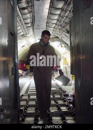 US Air Force (USAF) AIRMAN First Class (A1C) Richard McFadden, Boom Operator, 340. Expeditionary Air Tanken Squadron (EARS), inspiziert den Frachtraum des USAF KC-135R Stratotanker, während er das Flugzeug für eine Luftbetankungsmission über dem irakischen Himmel vorbereitet. USAF A1C McFadden entsandt vom 92. Luftwaffenstützpunkt Fairchild (AFB), Washington (WA), und befindet sich auf seiner ersten operativen Mission für die Operation IRAQI FREEDOM. (Unterdurchschnittliches Bild). Land: Unbekannt Stockfoto