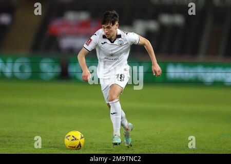 Swansea, Großbritannien. 17. Januar 2023. Luke Cundle von Swansea City in Aktion. Emirates FA Cup, Wiederholung der 3. Runde, Swansea City gegen Bristol City im Swansea.com Stadium in Swansea, Wales am Dienstag, den 17. Januar 2023. Dieses Bild darf nur zu redaktionellen Zwecken verwendet werden. Nur redaktionelle Verwendung, Lizenz für kommerzielle Verwendung erforderlich. Keine Verwendung bei Wetten, Spielen oder Veröffentlichungen von Clubs/Ligen/Spielern. Bild von Andrew Orchard/Andrew Orchard Sportfotografie/Alamy Live News Kredit: Andrew Orchard Sportfotografie/Alamy Live News Stockfoto