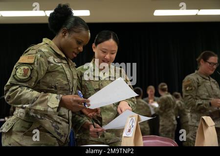 (Von links nach rechts) Airman 1. Class Evelyn Domfe und Airman 1. Class Yujin Hong, 49. Logistics Readiness Squadron Aircraft Parts Store Lehrlinge, nehmen an Meet and Greet Bingo während der Women in Uniform Event am 20. Mai 2022 auf dem Holloman Air Force Base, New Mexico Teil. Mitglieder aus der ganzen Basis nahmen an der Veranstaltung Teil, um Airmen aus anderen Arbeitszentren zu treffen und mehr über psychische Gesundheitspraktiken zu erfahren. Stockfoto