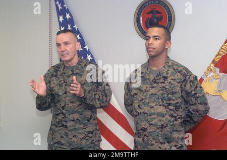 031103-M-4697Y-003. GENERALMAJOR (MGEN) des US Marine Corps (USMC) Thomas S. Jones (links), kommandierender General, Training and Education Command, spricht bei der Beförderungszeremonie für USMC Sergeant (SGT) Joel Ramirez (rechts), der an Bord der Marine Corps Base (MCB) Quantico, Virginia (VA) gehalten wird. Stockfoto