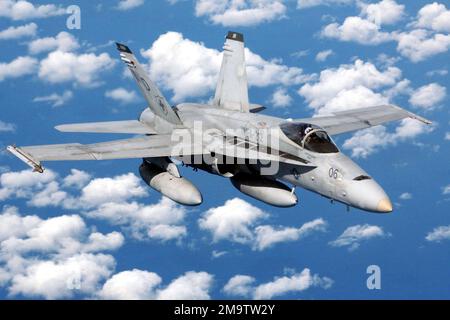 CAPTAIN (CAPT) DES US Marine Corps (USMC) Kevin Reece, Marine Aviator für das Angriffsgeschwader der vertikalen Marine Fighter 212 (VMFA-212), steuert seine F/A18 Hornet über das Südchinesische Meer auf der Rückreise von Paya Lebar, Singapur zur Marine Corps Air Station (MCAS) Iwakuni, Japan, zur Unterstützung von Commando Sling. Land: Unbekannt Stockfoto