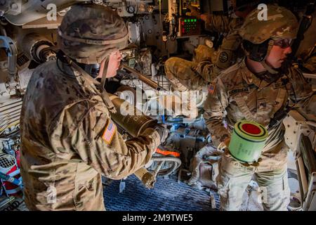 Die 1. des 148. Artillerie-Regiments der Idaho Army National Guard führte im Rahmen ihrer jährlichen Ausbildung im Orchard Combat Training Center vom 12. Bis 27. Mai 2022 eine Feuerausbildung mit dem M109A6 Paladin und über 80 hochexplosive Schüsse durch. Die Schulung umfasste die erste Feuerübung unter Einsatz der USA Das modernisierte M1156 Precision Guidance Kit der Armee, eine intelligente GPS-Fuze-Ausrüstung, die es dem Bataillon ermöglichte, seine vorhandenen 155mm Artilleriegeschosse in intelligente Waffen umzuwandeln und die Zielbahn zu verbessern. Stockfoto