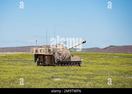 Die 1. des 148. Artillerie-Regiments der Idaho Army National Guard führte im Rahmen ihrer jährlichen Ausbildung im Orchard Combat Training Center vom 12. Bis 27. Mai 2022 eine Feuerausbildung mit dem M109A6 Paladin und über 80 hochexplosive Schüsse durch. Die Schulung umfasste die erste Feuerübung unter Einsatz der USA Das modernisierte M1156 Precision Guidance Kit der Armee, eine intelligente GPS-Fuze-Ausrüstung, die es dem Bataillon ermöglichte, seine vorhandenen 155mm Artilleriegeschosse in intelligente Waffen umzuwandeln und die Zielbahn zu verbessern. Stockfoto