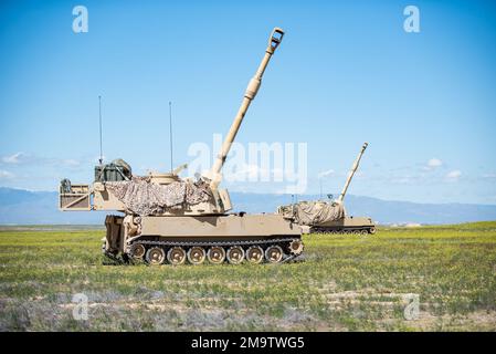 Die 1. des 148. Artillerie-Regiments der Idaho Army National Guard führte im Rahmen ihrer jährlichen Ausbildung im Orchard Combat Training Center vom 12. Bis 27. Mai 2022 eine Feuerausbildung mit dem M109A6 Paladin und über 80 hochexplosive Schüsse durch. Die Schulung umfasste die erste Feuerübung unter Einsatz der USA Das modernisierte M1156 Precision Guidance Kit der Armee, eine intelligente GPS-Fuze-Ausrüstung, die es dem Bataillon ermöglichte, seine vorhandenen 155mm Artilleriegeschosse in intelligente Waffen umzuwandeln und die Zielbahn zu verbessern. Stockfoto