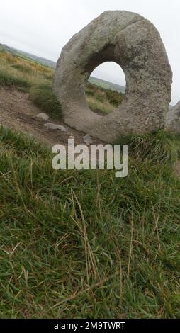 Ein abgewinkelter Blick auf den kreisförmigen Standstein, der zur Men-an-tol-Gruppe bei Madron, West Cornwall, England, Großbritannien gehört Stockfoto