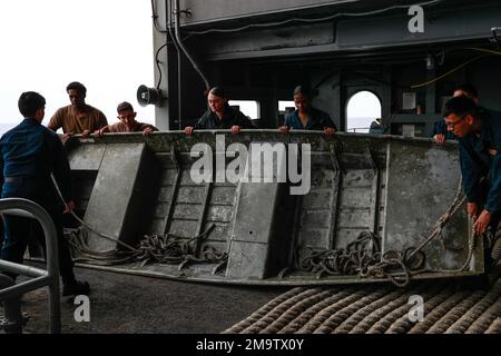 PHILIPPINEN SEE (20. Mai 2022) Seeleute transportieren ein Kahnboot auf dem Fantail an Bord des Flugzeugträgers USS Abraham Lincoln (CVN 72) der Nimitz-Klasse. Die Abraham Lincoln Strike Group befindet sich in einem geplanten Einsatz im US-7.-Flottenbereich, um die Interoperabilität durch Allianzen und Partnerschaften zu verbessern und gleichzeitig als einsatzbereite Truppe zur Unterstützung einer freien und offenen Region Indo-Pacific zu fungieren. Stockfoto