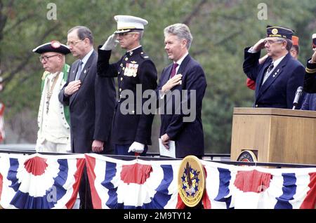 031111-M-4697Y-068. Oberst (OBERST) DES US Marine Corps (USMC) James M. Lowe (Dritter von links), Befehlshaber der Basis des Marine Corps (MCB) Quantico, nimmt an der Zeremonie zum Veteranentag in Quantico, Virginia (VA) Teil. Die Zeremonie findet jedes Jahr zu Ehren derer statt, die für ihr Land gedient und gestorben sind. Stockfoto