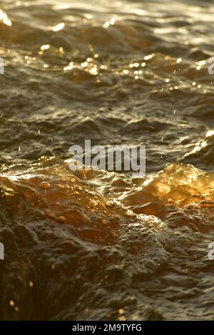Überschwemmungswasser aus Regen, das in den Bach abfließt Stockfoto