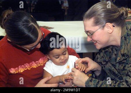 031121-M-4697Y-014. US Marine Corps (USMC) Marines und ihre Familien genießen ein Thanksgiving-Dinner im Headquarters and Service (H&S) Battalion Feast an Bord der Marine Corps Base (MCB) Quantico, Virginia (VA). Stockfoto