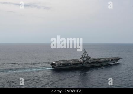 PHILIPPINE SEA (20. Mai 2022) der Flugzeugträger der Nimitz-Klasse USS Ronald Reagan (CVN 76) durchquert die Philippine Sea während eines Munitionstransfers mit dem Flugzeugträger der Nimitz-Klasse USS Abraham Lincoln (CVN 72). Die Abraham Lincoln Strike Group befindet sich in einem geplanten Einsatz im US-7.-Flottenbereich, um die Interoperabilität durch Allianzen und Partnerschaften zu verbessern und gleichzeitig als einsatzbereite Truppe zur Unterstützung einer freien und offenen Region Indo-Pacific zu fungieren. Stockfoto