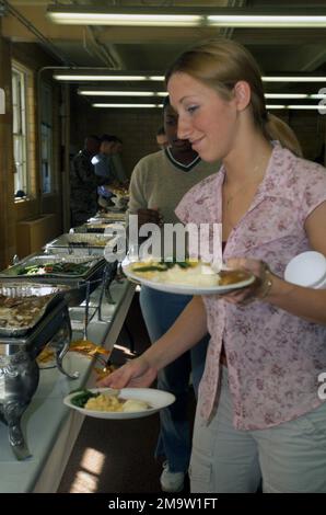 031121-M-4697Y-009. US Marine Corps (USMC) Marines und ihre Familien genießen ein Thanksgiving-Dinner im Headquarters and Service (H&S) Battalion Feast an Bord der Marine Corps Base (MCB) Quantico, Virginia (VA). Stockfoto