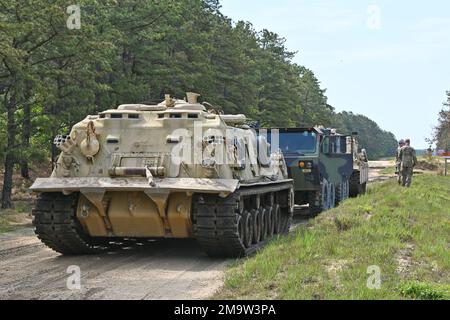 Diese Soldaten der NJARNG RTS-M absolvieren die Vehicle Recovery School, eine Trainingsveranstaltung auf dem Fort Dix Range Complex. Diese Fahrzeuge wurden auf großen Fahrzeugen getestet und in der Bergung geschult, die vom Ingenieurstandort 12 bis zur Reichweite 59C durch verschiedene Geländearten fuhren, darunter Wasser, Schlamm, Sand und andere Geländebedingungen. (Fotos vom Fort Dix [TSC] Training Support Center) Stockfoto