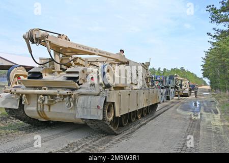 Diese Soldaten der NJARNG RTS-M absolvieren die Vehicle Recovery School, eine Trainingsveranstaltung auf dem Fort Dix Range Complex. Diese Fahrzeuge wurden auf großen Fahrzeugen getestet und in der Bergung geschult, die vom Ingenieurstandort 12 bis zur Reichweite 59C durch verschiedene Geländearten fuhren, darunter Wasser, Schlamm, Sand und andere Geländebedingungen. (Fotos vom Fort Dix [TSC] Training Support Center) Stockfoto