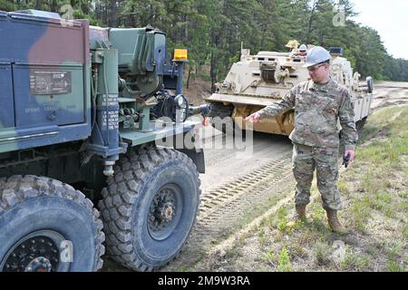 Diese Soldaten der NJARNG RTS-M absolvieren die Vehicle Recovery School, eine Trainingsveranstaltung auf dem Fort Dix Range Complex. Diese Fahrzeuge wurden auf großen Fahrzeugen getestet und in der Bergung geschult, die vom Ingenieurstandort 12 bis zur Reichweite 59C durch verschiedene Geländearten fuhren, darunter Wasser, Schlamm, Sand und andere Geländebedingungen. (Fotos vom Fort Dix [TSC] Training Support Center) Stockfoto
