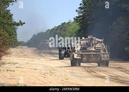 Diese Soldaten der NJARNG RTS-M absolvieren die Vehicle Recovery School, eine Trainingsveranstaltung auf dem Fort Dix Range Complex. Diese Fahrzeuge wurden auf großen Fahrzeugen getestet und in der Bergung geschult, die vom Ingenieurstandort 12 bis zur Reichweite 59C durch verschiedene Geländearten fuhren, darunter Wasser, Schlamm, Sand und andere Geländebedingungen. (Fotos vom Fort Dix [TSC] Training Support Center) Stockfoto