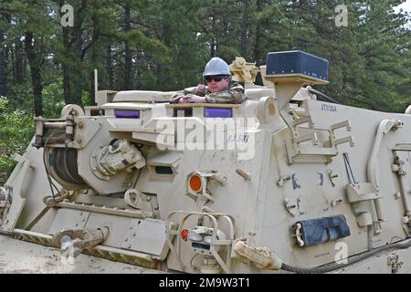 Diese Soldaten der NJARNG RTS-M absolvieren die Vehicle Recovery School, eine Trainingsveranstaltung auf dem Fort Dix Range Complex. Diese Fahrzeuge wurden auf großen Fahrzeugen getestet und in der Bergung geschult, die vom Ingenieurstandort 12 bis zur Reichweite 59C durch verschiedene Geländearten fuhren, darunter Wasser, Schlamm, Sand und andere Geländebedingungen. (Fotos vom Fort Dix [TSC] Training Support Center) Stockfoto