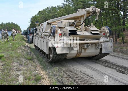 Diese Soldaten der NJARNG RTS-M absolvieren die Vehicle Recovery School, eine Trainingsveranstaltung auf dem Fort Dix Range Complex. Diese Fahrzeuge wurden auf großen Fahrzeugen getestet und in der Bergung geschult, die vom Ingenieurstandort 12 bis zur Reichweite 59C durch verschiedene Geländearten fuhren, darunter Wasser, Schlamm, Sand und andere Geländebedingungen. (Fotos vom Fort Dix [TSC] Training Support Center) Stockfoto