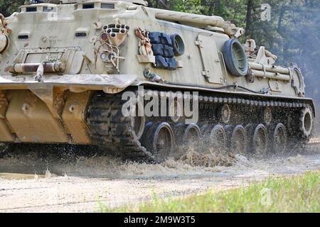 Diese Soldaten der NJARNG RTS-M absolvieren die Vehicle Recovery School, eine Trainingsveranstaltung auf dem Fort Dix Range Complex. Diese Fahrzeuge wurden auf großen Fahrzeugen getestet und in der Bergung geschult, die vom Ingenieurstandort 12 bis zur Reichweite 59C durch verschiedene Geländearten fuhren, darunter Wasser, Schlamm, Sand und andere Geländebedingungen. (Fotos vom Fort Dix [TSC] Training Support Center) Stockfoto
