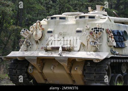 Diese Soldaten der NJARNG RTS-M absolvieren die Vehicle Recovery School, eine Trainingsveranstaltung auf dem Fort Dix Range Complex. Diese Fahrzeuge wurden auf großen Fahrzeugen getestet und in der Bergung geschult, die vom Ingenieurstandort 12 bis zur Reichweite 59C durch verschiedene Geländearten fuhren, darunter Wasser, Schlamm, Sand und andere Geländebedingungen. (Fotos vom Fort Dix [TSC] Training Support Center) Stockfoto