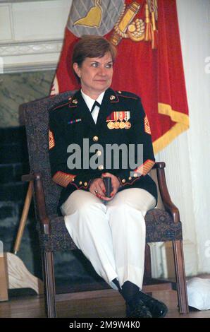 US Marine Corps (USMC) MASTER GUNNERY Sergeant (MGYSGT) Holly James (links), auf dem Bild, dass sie während ihrer Ruhestandszeremonie in Harry Lee Hall an Bord der Marine Corps Base (MCB) Quantico, Virginia (VA) sitzt. (Unterdurchschnittliches Bild). Basis: Marinestützpunkt, Quantico Bundesstaat: Virginia (VA) Land: Vereinigte Staaten von Amerika (USA) Stockfoto