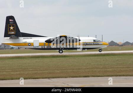 Ein US Army (USA) C-31 Fokker-Flugzeug, mit dem Emblem und dem Lackierschema des Golden Knights Parachute Team, Taxen zum Start während der jährlichen Military Air Show auf der Fluglinie des Randolph Air Force Base (AFB), Texas (TX). Basis: Randolph Luftwaffenstützpunkt Bundesstaat: Texas (TX) Land: Vereinigte Staaten von Amerika (USA) Stockfoto