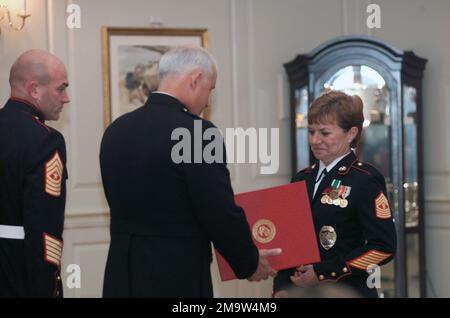 US Marine Corps (USMC) Brigadegeneral (BGEN) Leif H. Hendrickson (Center), Präsident der Marine Corps University, präsentiert USMC MASTER GUNNERY Sergeant (MGYSGT) Holly James, eine Auszeichnung während ihrer Ruhestandszeremonie in Harry Lee Hall an Bord der Marine Corps Base (MCB) Quantico, Virginia (VA). Basis: Marinestützpunkt, Quantico Bundesstaat: Virginia (VA) Land: Vereinigte Staaten von Amerika (USA) Stockfoto