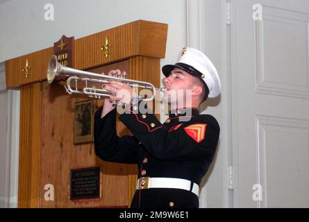 031105-M-5590R-004. Ein Corporal des US Marine Corps (USMC) von der United States Marine Corps Band (das Eigentum des Präsidenten) spielt Taps am Ende eines Erinnerungsdienstes in der Marine Memorial Chapel, um alle Soldaten und Frauen zu ehren, die derzeit dienen, und diejenigen, die im Einsatz verloren gegangen sind. Stockfoto