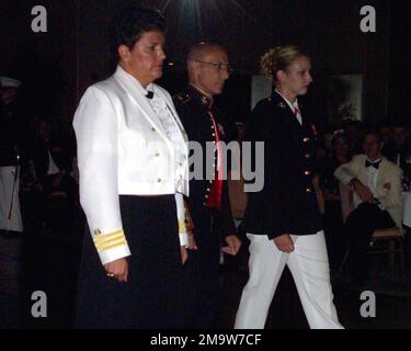 Offiziere des US Marine Corps (USMC) Zweiter Leutnant (2LT) M.L. Halligan, Right and Major (MAJ) S. P. Pike, Center, begleitet einen Kommandeur der US Navy (USN) (CMD), um ein Stück Geburtstagskuchen auf dem USMC Officer Ball zu erhalten, der den 228. Jahrestag der Gründung des Marine Corps feiert. Basis: Camp H. M. Smith Staat: Hawaii (HI) Land: Vereinigte Staaten von Amerika (USA) Stockfoto