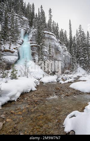 Gefrorener Wasserfall am Lake Luse im Banff National Park, Alberta, Kanada Stockfoto