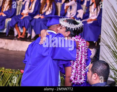 Kwajalein High School Absolvent Litokne Kabua, Left, umarmt Republik der Marshallinseln Minister für Bildung, Sport und Ausbildung Kitlang Kabua, ein Absolvente des KHS, während der KHS Abschlusszeremonie auf den USA Armee-Garrison-Kwajalein-Atoll, am 20. Mai 2022. Stockfoto