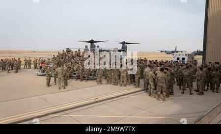 USA Flugzeuge, die der 27. Special Operations Maintenance Group für die Feierlichkeiten des Aviation Maintenance Technician Day am Luftwaffenstützpunkt Cannon, N.M., am 20. Mai 2022 zugeteilt wurden. AMT Day ist ein jährliches Fest, bei dem die Leistungen von Luftfahrttechnikern sowie Charles Edward Taylor, der den Motor für die Gebrüder Wright baute, hervorgehoben werden. Stockfoto