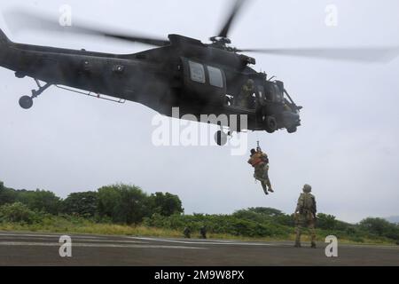 Mitglieder der 7. Special Forces Group (Airborne) führen zusammen mit dem 160. Special Operations Aviation Regiment am 21. Mai 2022 medizinische helo-Hebevorrichtungen für einen ecuadorianischen Partner der Special Forces in Manta (Ecuador) durch. Die ecuadorianischen Streitkräfte und die US-Streitkräfte führen ab Mai 6-27 einen routinemäßigen militärischen Austausch zwischen den Städten Manta und Latacunga durch. Bilaterale Austauschmaßnahmen ermöglichen es beiden Militärs, die taktische Bereitschaft für künftige Einsätze zu stärken, die Bereitschaft aufrechtzuerhalten und das fortgesetzte Engagement bei der Reaktion auf sich abzeichnende Sicherheitskrisen und Naturkatastrophen zu unterstützen. (USA Militärfotos von Staff Sgt Stockfoto