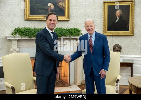 Washington, Vereinigte Staaten Von Amerika. 17. Januar 2023. Washington, Vereinigte Staaten von Amerika. 17. Januar 2023. US-Präsident Joe Biden begrüßt den niederländischen Premierminister Mark Rutte, Left, vor dem Beginn eines bilateralen Treffens im Oval Office des Weißen Hauses, am 17. Januar 2023 in Washington, DC Credit: Adam Schultz/White House Photo/Alamy Live News Stockfoto