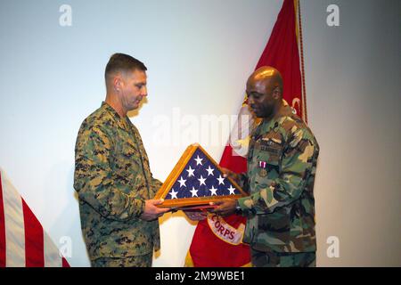 031121-M-5590R-013. US Marine Corps (USMC) Master Sergeant (MSGT) Banks (rechts) erhält die Farben der Vereinigten Staaten von USMC Colonel Kevin G. Herrmann als Geschenk vom Marine Corps und seiner Einheit, nachdem er aus dem United States Marine Corps an der Marine Corps Base (MCB) Quantico, Virginia (VA) ausscheidet. Stockfoto