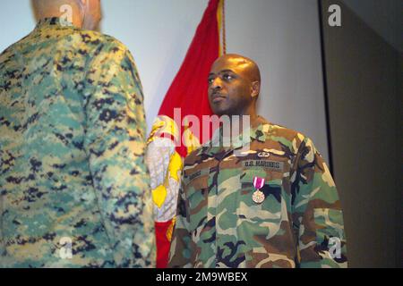 031121-M-5590R-009. MASTER Sergeant (MSGT) Banks (rechts) des US Marine Corps (USMC) erhält während seiner Ruhestandsfeier vom United States Marine Corps an der Marine Corps Base (MCB) Quantico, Virginia (VA) eine Medaille für den Meritorious Service. Stockfoto