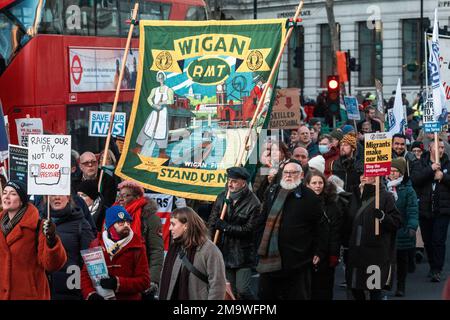 London, Großbritannien. 18. Januar 2023. GMT-Mitglieder nehmen an einem NHS-Solidaritätsmarsch mit Krankenschwestern und anderen medizinischen Fachkräften Teil. Krankenschwestern aus England vom Royal College of Nursing (RCN) nehmen am dritten und vierten Tag der Streiks über Gehälter und Arbeitsbedingungen Teil. Die Regierung weigert sich weiterhin, mit dem RCN und anderen Gesundheitsgewerkschaften über eine verbesserte Lohnerhöhung für 2022-2023 zu diskutieren. Kredit: Mark Kerrison/Alamy Live News Stockfoto